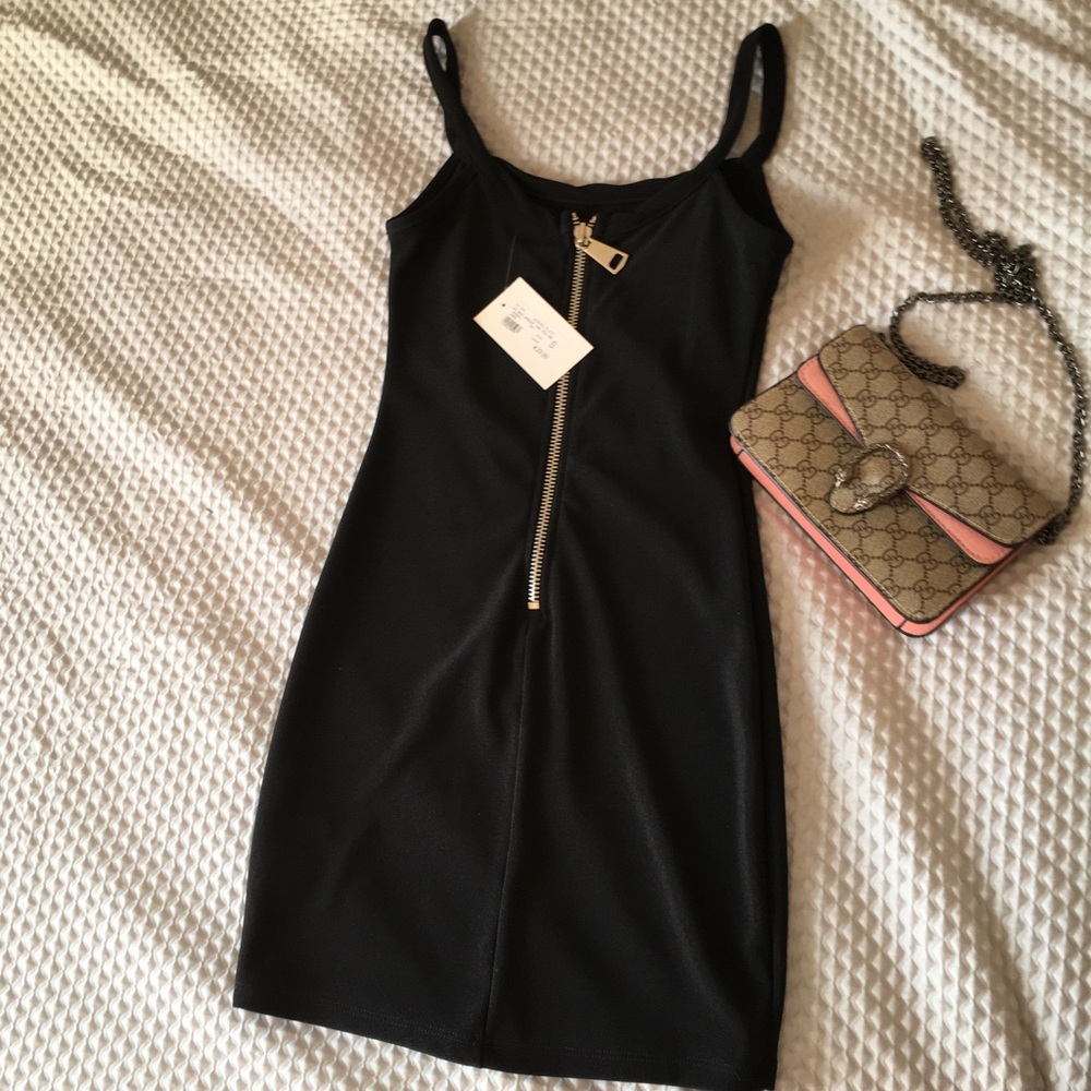 Vestido negro con cierre plata al frente